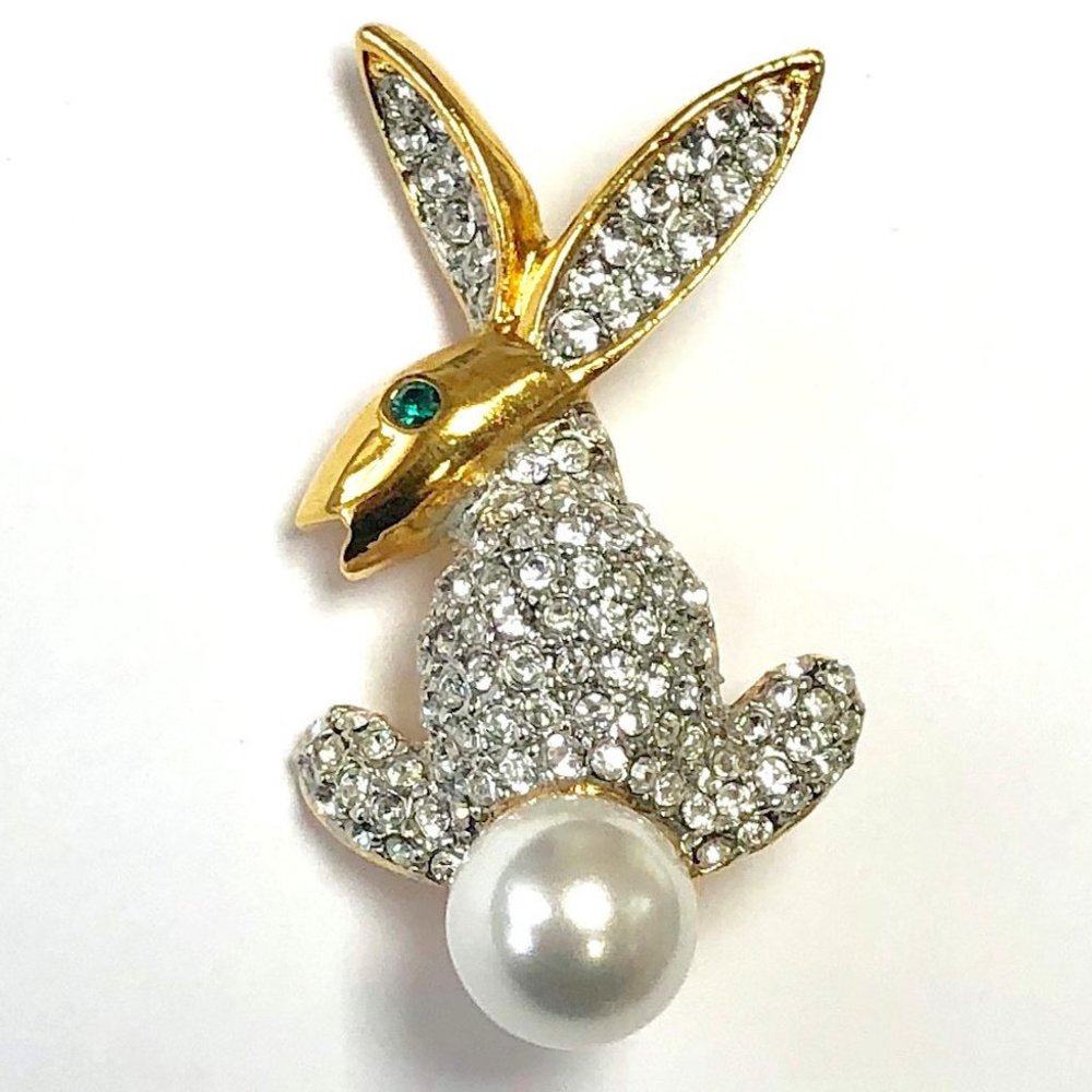KENNETH JAY LANE, RABBIT PIN, RHINESTONE WITH 8MM WHITE PEARL TAIL AND EMERALD
